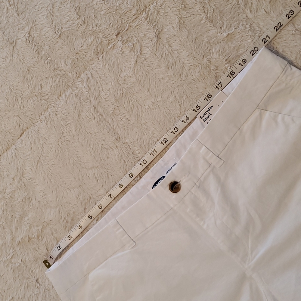 Old Navy mid-rise shorts - Picture 3 of 10